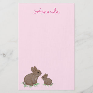 Schattige mama en baby konijn in klaver roze briefpapier