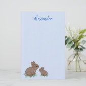 Schattige mama en baby konijn in klaverblauw briefpapier (Staand voorkant)