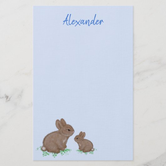 Schattige mama en baby konijn in klaverblauw briefpapier (Voorkant)