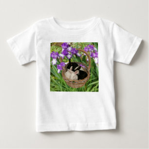Schattige mand met baby konijnen