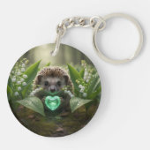 Schattige May Hedgehog met Smaragden Hart Sleutelhanger (Achterkant)