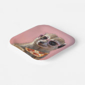 Schattige Meerkat Met Glazen en Pizza Papieren Bordje (Gebogen)