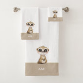 Schattige Meerkat & Monogram op Beige & Wit Bad Handdoek (Insitu)