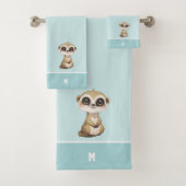 Schattige Meerkat & Monogram op Lichtblauw Bad Handdoek (Insitu)