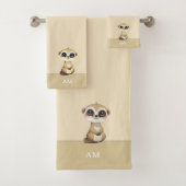 Schattige Meerkat & Monogram op Zand Beige Bad Handdoek (Insitu)