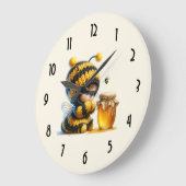 Schattige meisje in bijenkostuum met honing grote klok (Hoek)