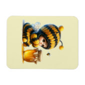 Schattige meisje in bijenkostuum met honing magneet (Horizontaal)