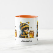 Schattige meisje in bijenkostuum met honing mok (Midden)