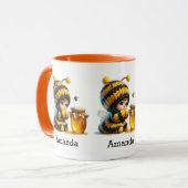 Schattige meisje in bijenkostuum met honing mok (Voorkant links)