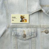 Schattige meisje in bijenkostuum met honing naamplaatje (In situ)