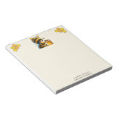 Schattige meisje in bijenkostuum met honing notitieblok (Schuin)