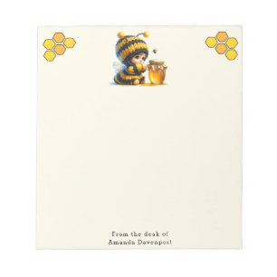 Schattige meisje in bijenkostuum met honing notitieblok