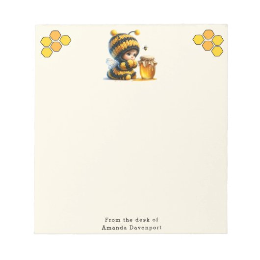 Schattige meisje in bijenkostuum met honing notitieblok (Voorkant)