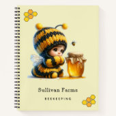 Schattige meisje in bijenkostuum met honing notitieboek (Voorkant)