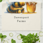 Schattige meisje in bijenkostuum met honing theedoek (Gevouwen)