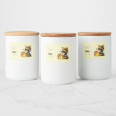 Schattige meisje in bijenkostuum met honing voedselcontainer etiket (Flessen)