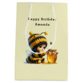 Schattige meisje in bijenkostuum met honingverjaar medium cadeauzakje (Achterkant)