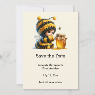 Schattige meisje in bijenkostuum met honingverjaar save the date