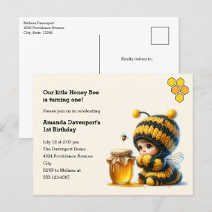 Schattige meisje in bijenkostuum met honingverjaar uitnodiging briefkaart