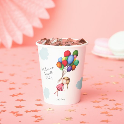 Schattige meisje met ballonnen afscheidsfeest papieren bekers (Insitu)