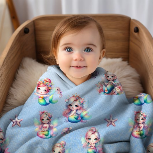 Schattige meisje onder het Zee zeemeermin deken me
