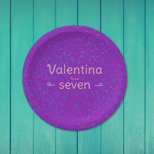 Schattige Meisje Paarse Papier Confetti Bord