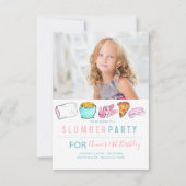 Schattige meisje sluimer party slaap over verjaard kaart (Voorkant)