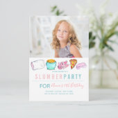 Schattige meisje sluimer party slaap over verjaard kaart (Staand voorkant)