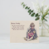 Schattige meisje voedt haar pop briefkaart (Staand voorkant)