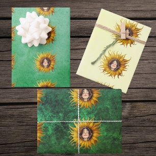 Schattige Meisjes Gezicht Midden van Gele Zonneblo Inpakpapier Vel