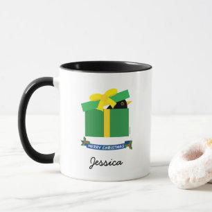 Schattige merel die uit cadeau doos kijkt met eige mok