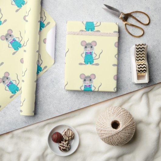 Schattige met de hand geschilderde kleine muis in cadeaupapier (Crafts)