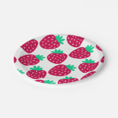 Schattige minimaal aardbeienpatroon in rood en gro papieren bordje (Gekanteld)
