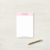 Schattige minimalistisch roze van het bureau van post-it® notes (Op bureau)
