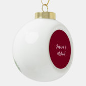 Schattige Minimalistische Bordeauxrode Calligrafie Keramische Bal Ornament (Links)