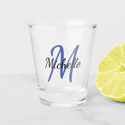 Schattige Modern Blauw Monogrammed Naam + Initiaal Shot Glas (Voorkant)