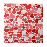 Schattige modern rood hartpatroon tegeltje<br><div class="desc">Super schattige en moderne kleine print met hartjes van alle kleuren rood. Perfect voor een leuke print of natuurlijk Valentijn’s Day!</div>