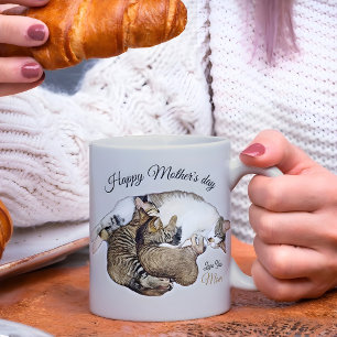 Schattige moederkat verzorgt haar kleine katjes op koffiemok