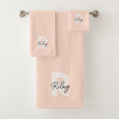 Schattige Monogram Blush Roze Moderne Retro Trendy Bad Handdoek (Insitu)