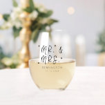 Schattige Mr en Mrs Pas getrouwd Wijnglas Zonder Voet<br><div class="desc">Cadeau voor de pasgetrouwden. Schattigee typografie script lettertype dat zegt "Mr & Mrs" met sterren rond. U kunt hieronder uw familienaam en trouwdatum toevoegen.</div>