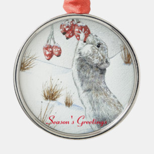 schattige muis en rode bessen sneeuwscène in wild metalen ornament