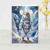 Schattige muis in astronautenpak in de buitenruimt kaart (Gele Bloem)