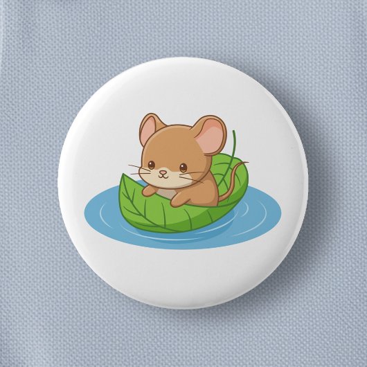 Schattige muis in een bladboot ronde button 5,7 cm