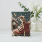 Schattige muis in een miniatuurboot in de sneeuw feestdagenkaart (Staand voorkant)