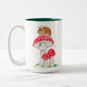 Schattige muis op vliegenzwam aquarel tweekleurige koffiemok