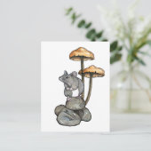 Schattige muis staand op rotsen, met paddenstoelen briefkaart (Staand voorkant)