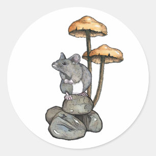 Schattige muis staand op rotsen, met paddenstoelen ronde sticker