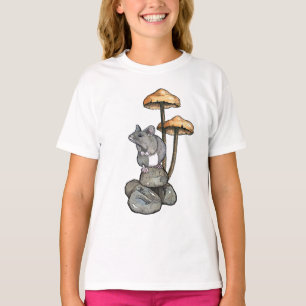 Schattige muis staand op rotsen, met paddenstoelen t-shirt