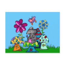 Schattige muis tussen de paddenstoelen