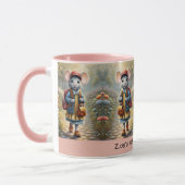 Schattige muismeisje op weg naar school, gewoonte mok (Links)